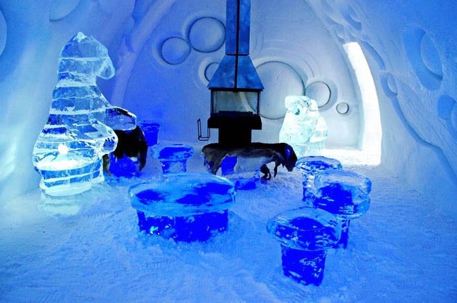 A Tour Of The Hotel De Glace Ice In Quebec City This Suite Had A Fireplace Private Hot Tub