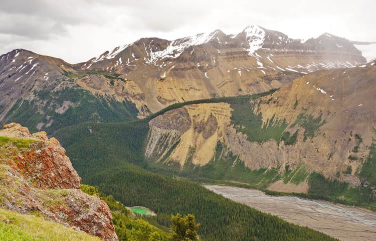 5 Stunning Hikes You'll Want to do Along the Icefields Parkway
